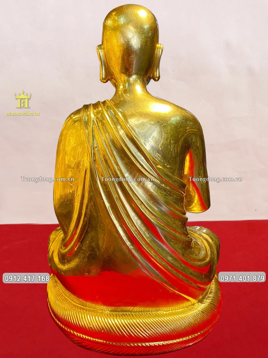 Hình ảnh phía sau của bức tượng